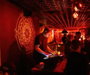 DJ